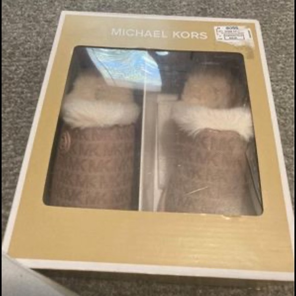 Micheal Kors pink slippers - Picture 1 of 1